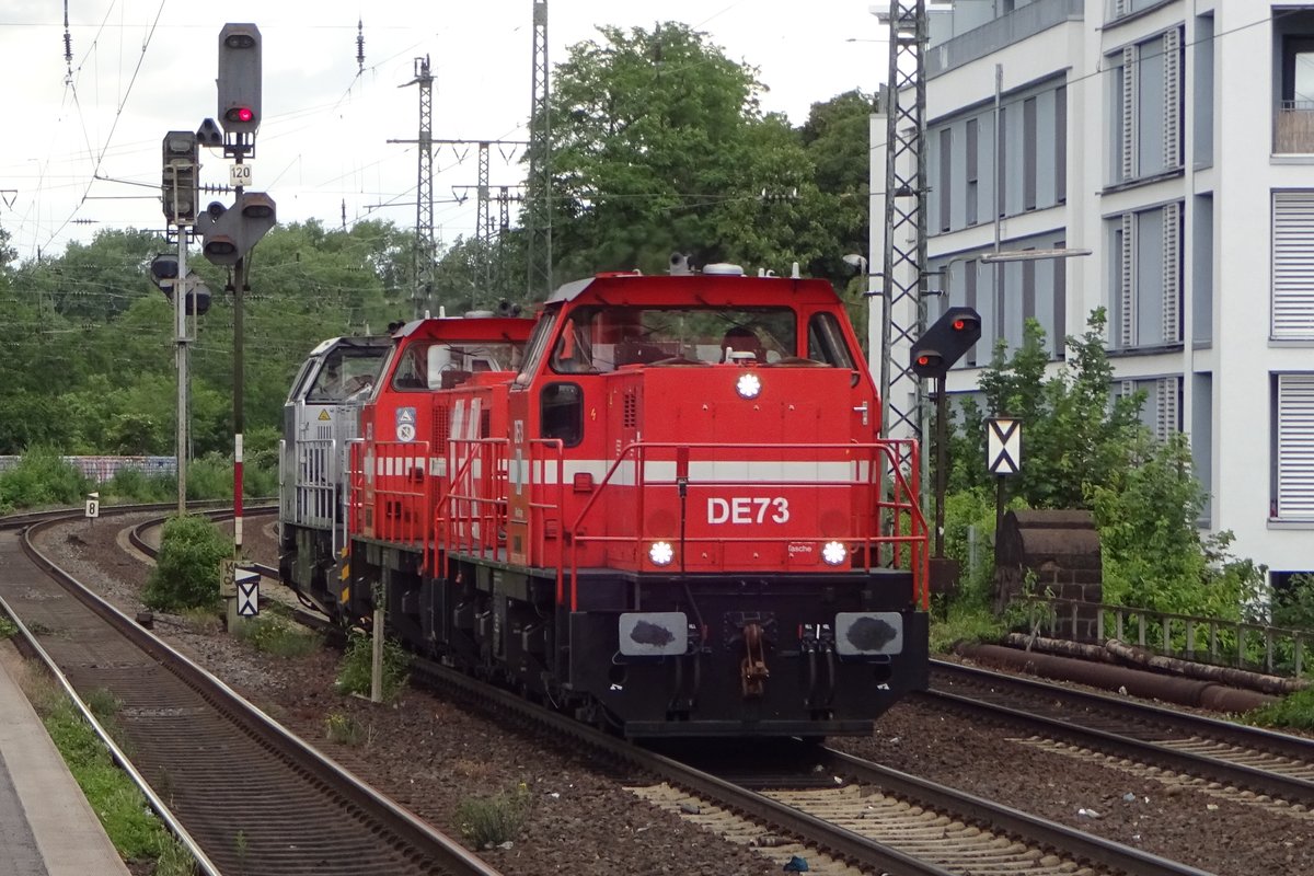 RheinCargo DE 73 schleppt zwei Loks durch Köln Süd am 8 Juni 2019.