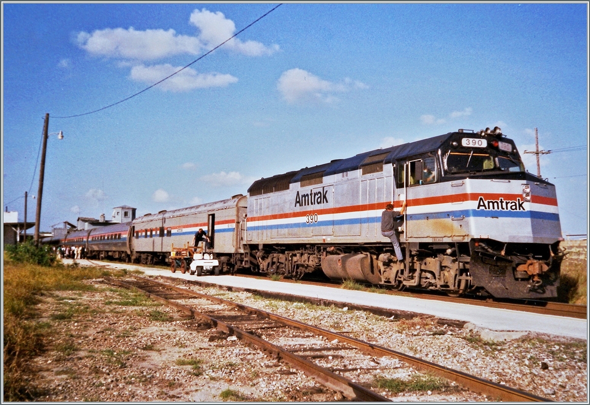 Richtung Süden unterwegs, scheint der Halt des Amtrak-Zuges von New York nach Miami in Winter Haven sich dem Ende zuzuneigen und der Zug seine Reise bald fort zu setzen, jedenfalls steig der Lokführer wieder ein. Für die Traktion zuständig ist die Amtrak EDM F40PH 390.

Analogbild vom Nov. 1991
