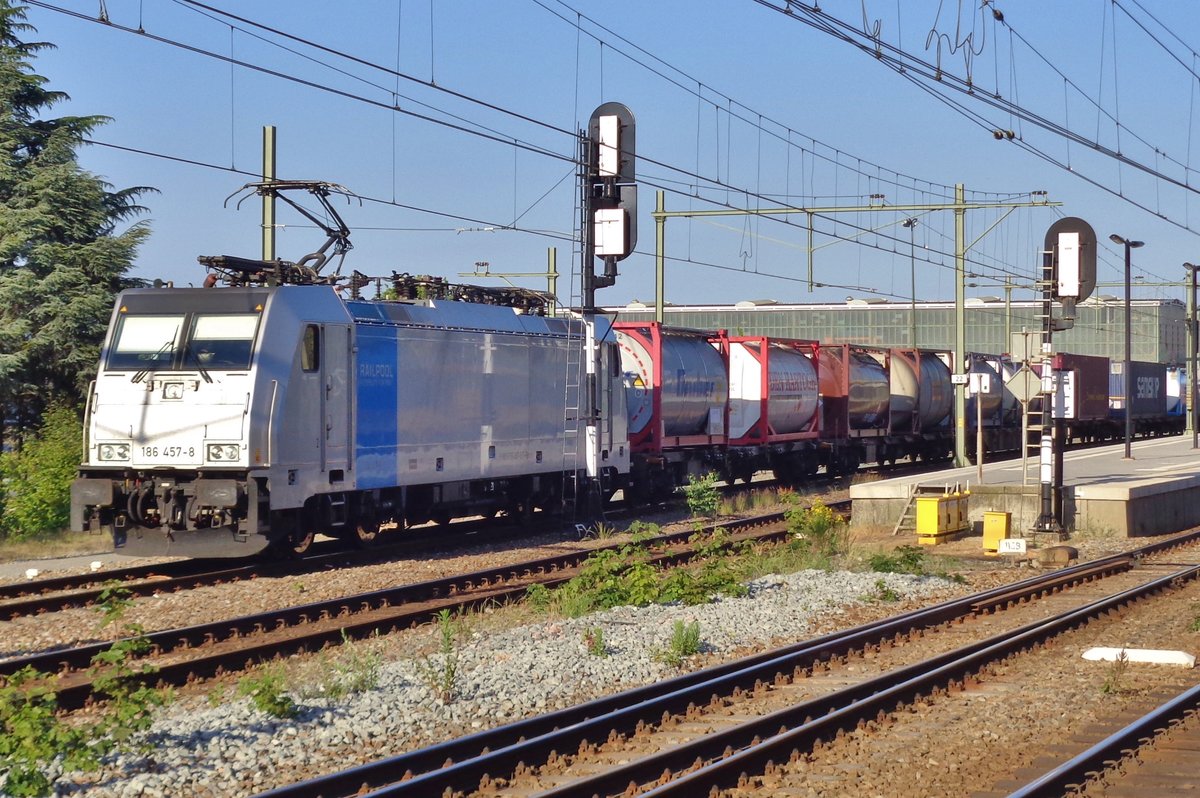 RP 186 457 steht am 10 Juni 2017 in Tilburg.