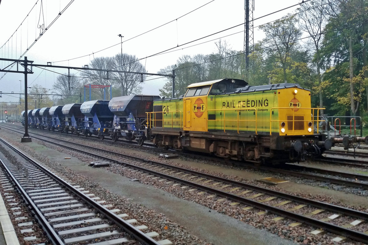 RRF 24 steht am 4 November 2017 mit ein Schötterzug in Dordrecht Centraal.