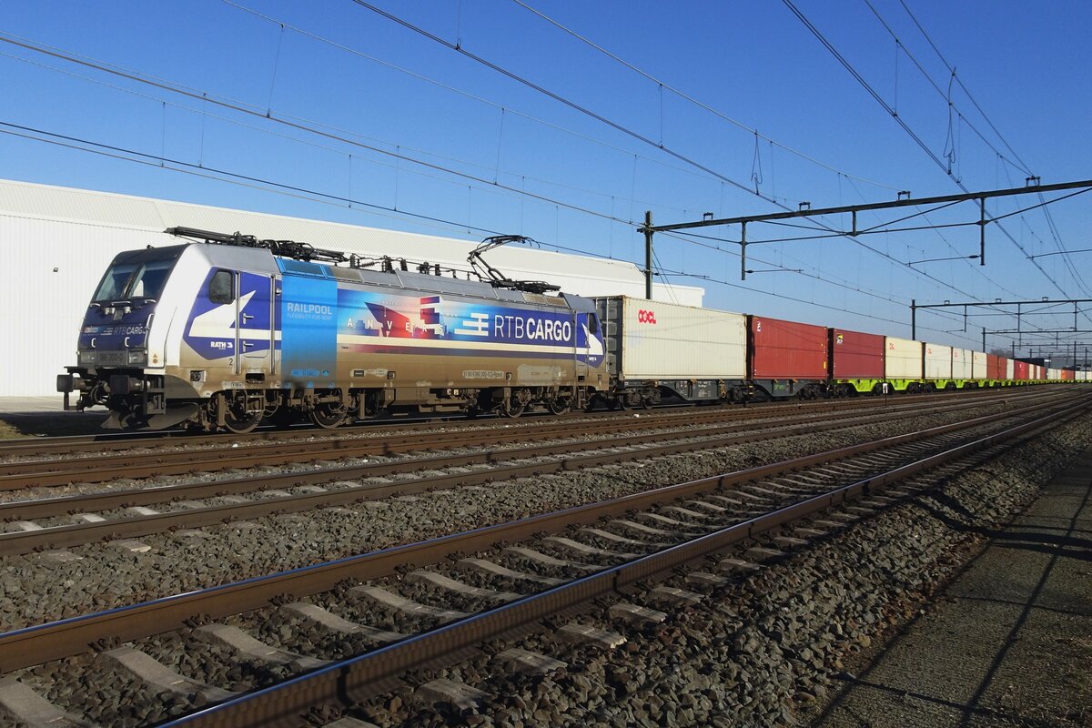 RTB 186 300 verlasst Blerick mit der Blerick-KLV nach Kijfhoek am 4 Mrz 2022.