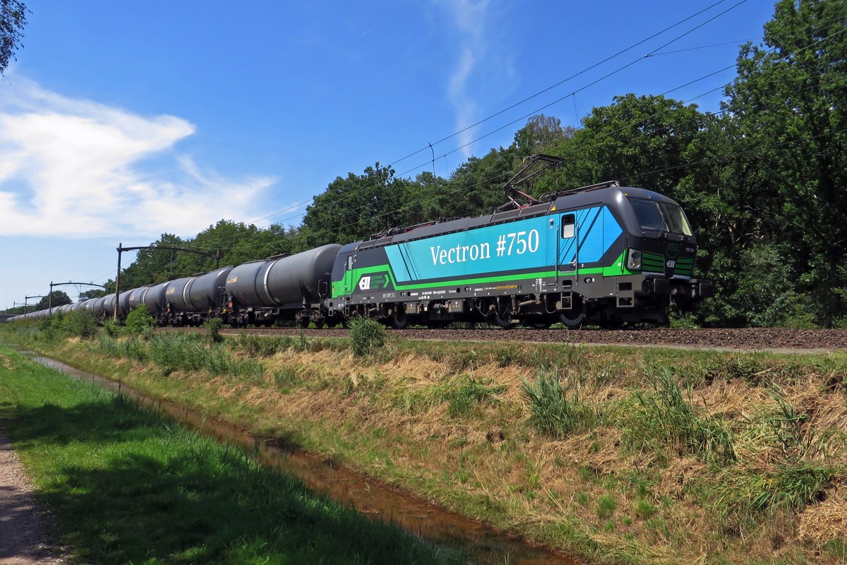 RTB 193 756 schleppt ein Kesselwagenzug durch Tilburg Oude Warande am 24 Juni 2020.
