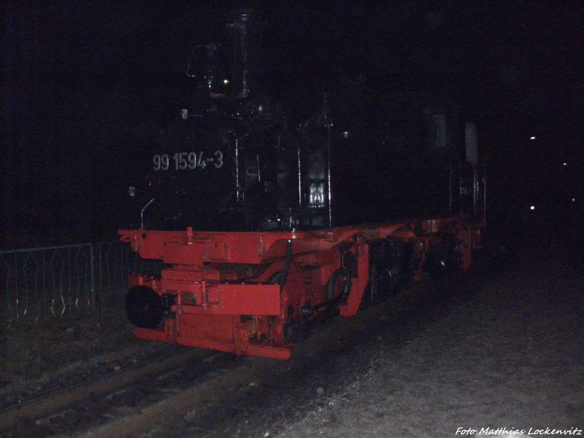 RBB 99 1594 (Ausrangierte Lok) mit  Neuen Lack udn Vorrbergehende Kuppelstangen abgestellt in Putbus am 11.10.13