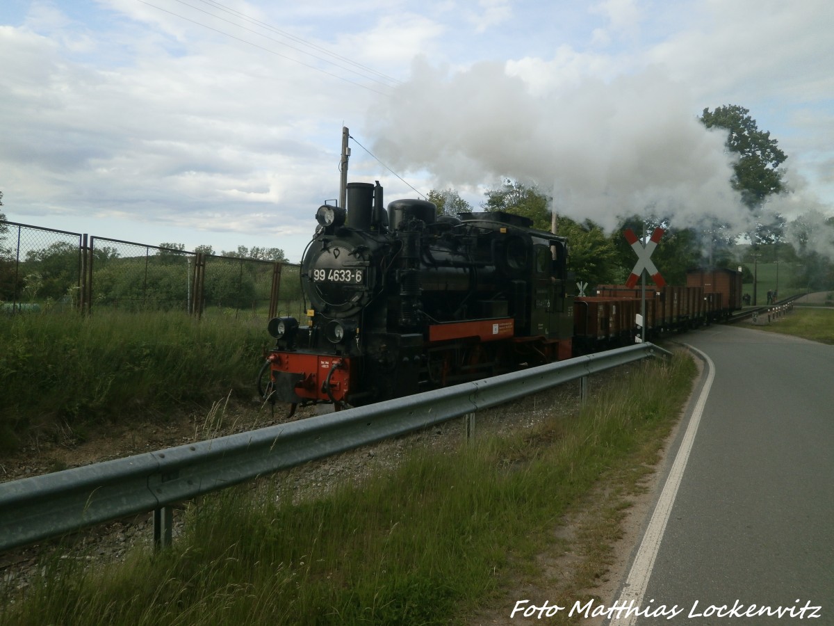 RBB 99 4633 mit dem Fotozug unterwegs nach Putbus in Posewald am 30.5.15