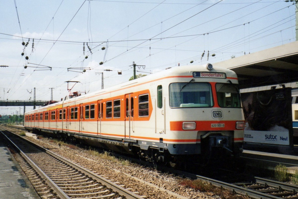 S-Bahn 420 501 steht am 30 Mai 2006 in Rosenheim.