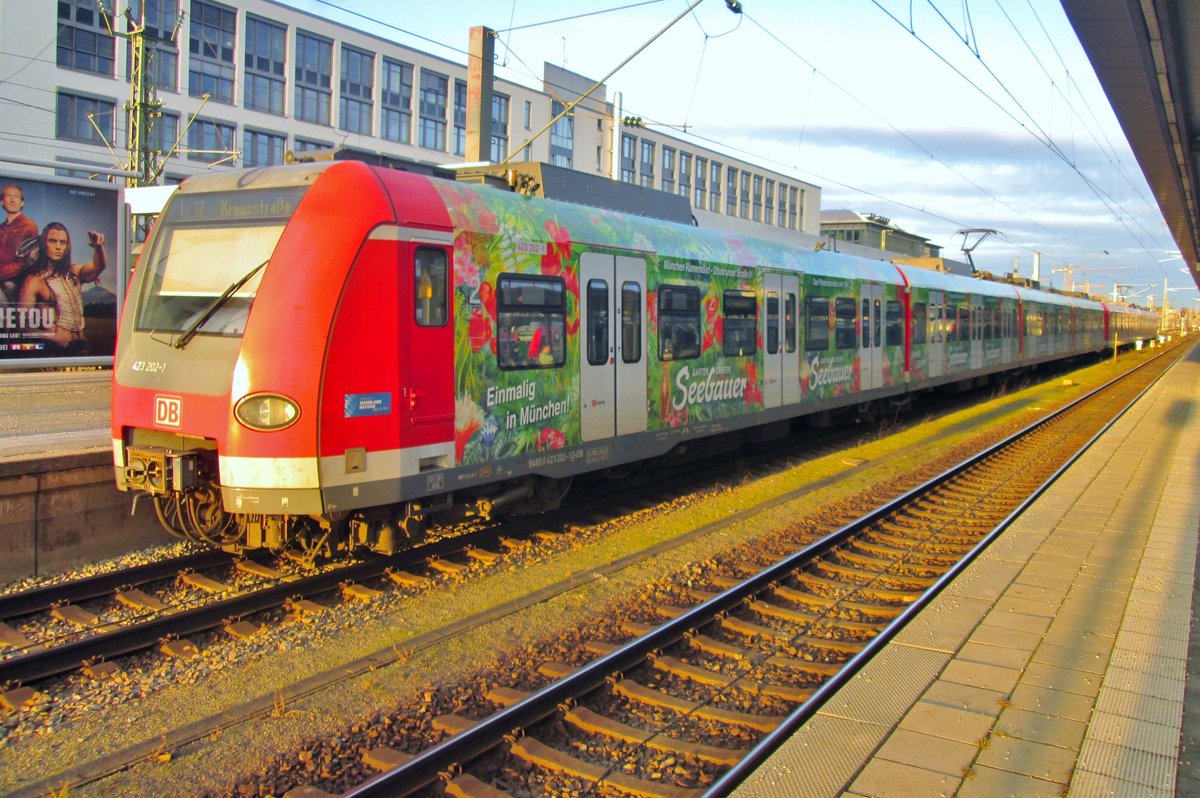 S-Bahn 423 202 verlsst Mnchen Ost am 28 Dezember 2016.