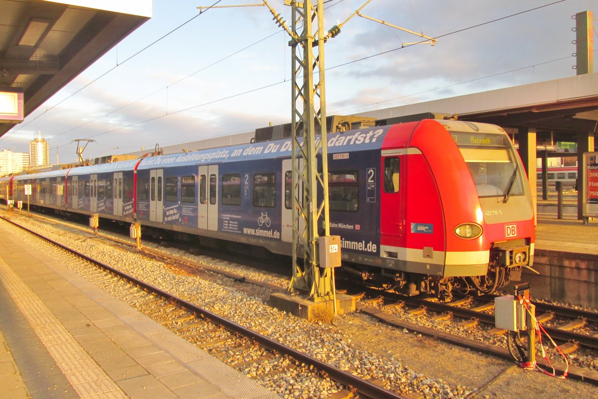 S-Bahn 423 710 verlsst Mnchen Ost am 28 Dezember 2016.