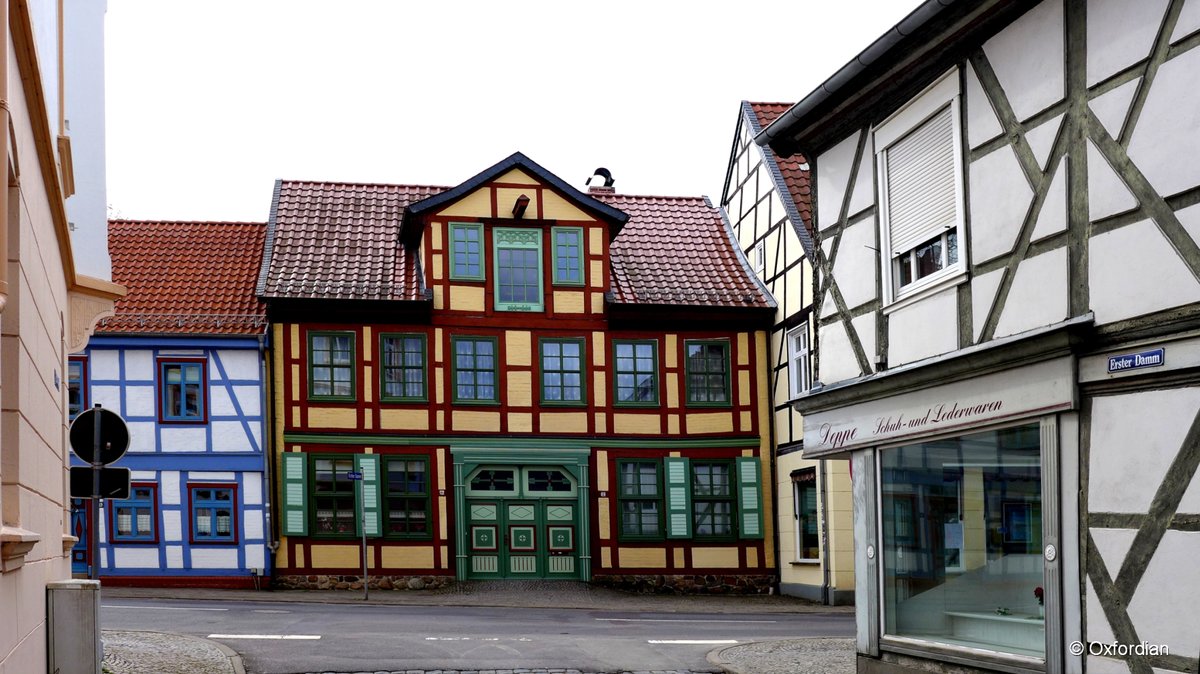 Salzwedel - Holzmarktstraße mit Fachwerkhäusern.