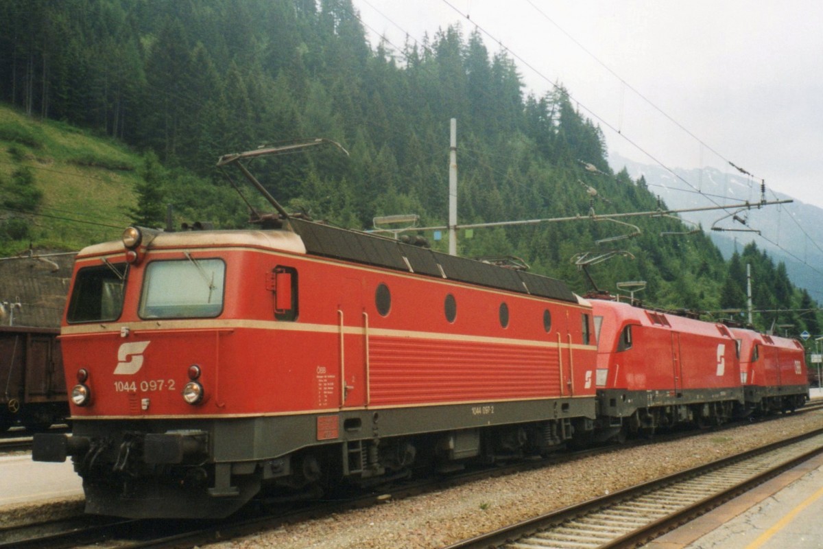 Saukalt war es am Brenner am 3 Juni 2003, wann BB 1044 097 zwei Tauri zurck ins 15kV Oberleitungsbereich brengt.