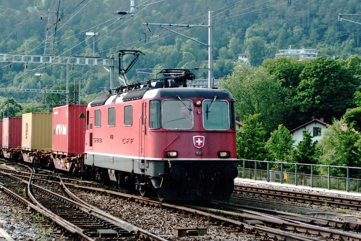 SBB 11353 pasiert mit ein Containerzug am 21 Mai 2008 Bienne.
