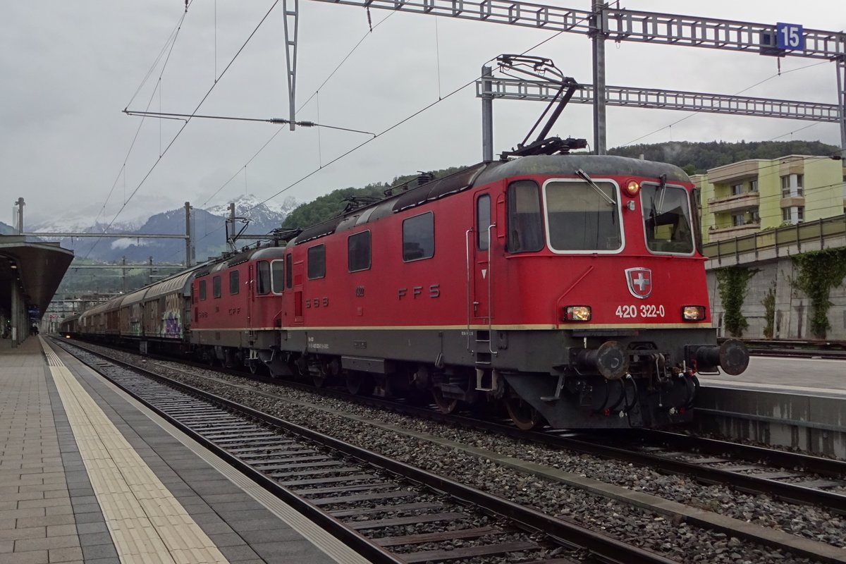 SBB 420 322 treft am 28 Mai 2019 in daer BLS-Hochburg Spiez ein.