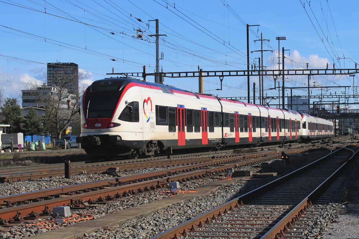 SBB 521 025 verlasst am 13 Februar 2024 Pratteln als S-Bahn nach Basel SBB.