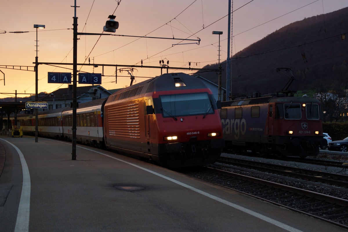 SBB: Abendstimmung in Oensingen am 12. November 2015 mit Re 460 046-6 und Re 421 374-0.
Foto: Walter Ruetsch
