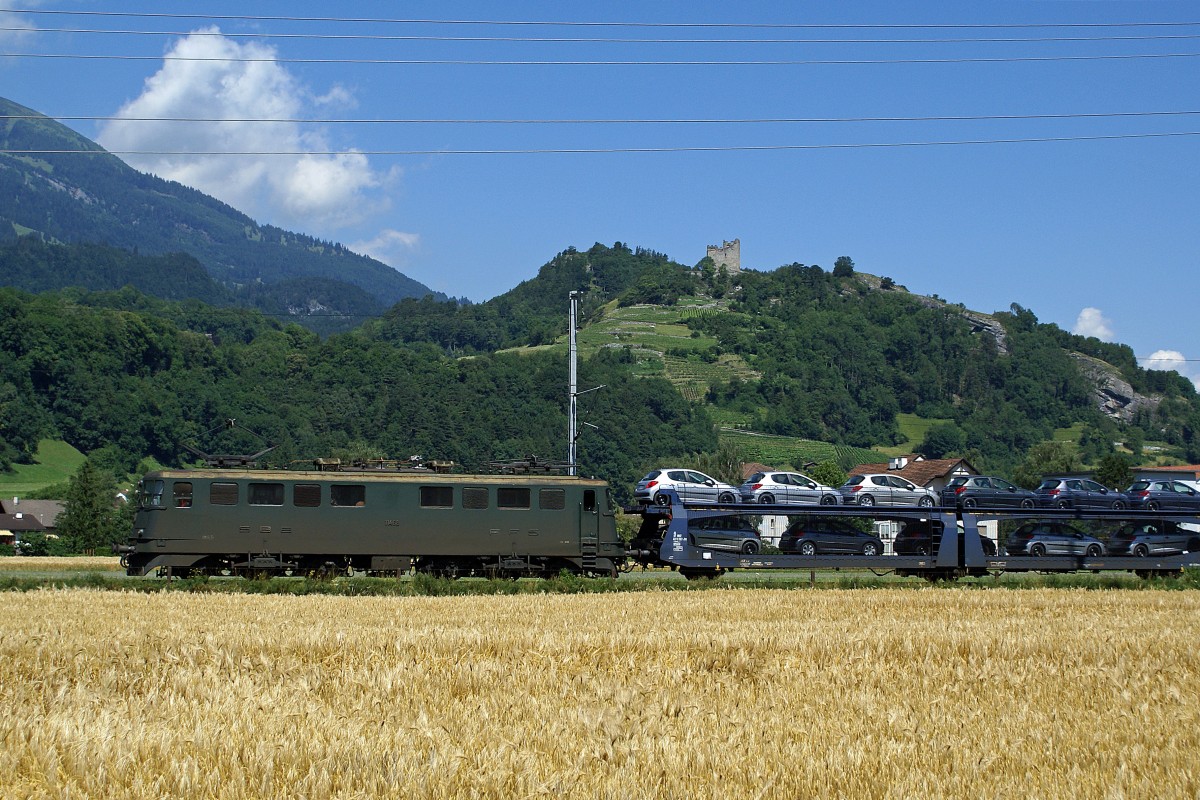 SBB: Ae 6/6 11468 mit einem Autozug unterwegs vor historischer Kulisse zwischen Buchs und Sargans am 27. Juni 2008.
Foto: Walter Ruetsch