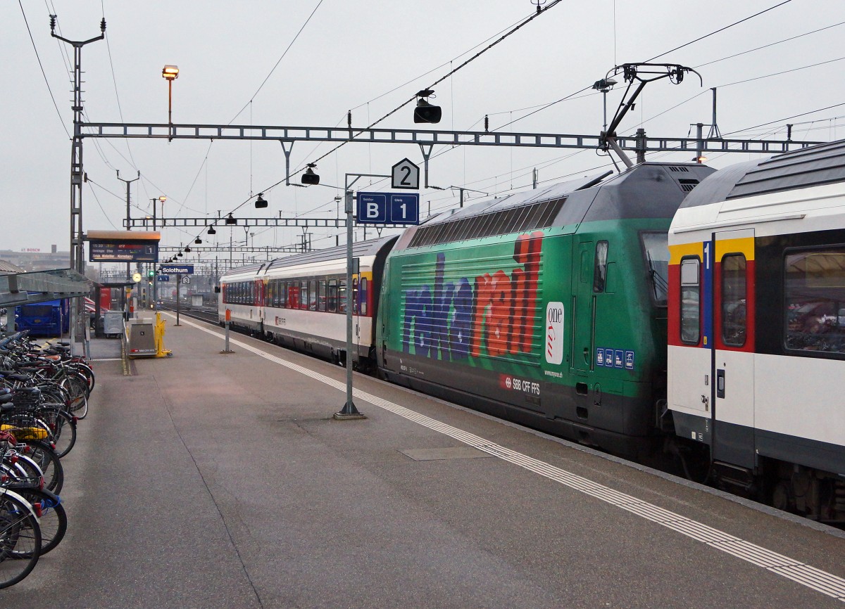 SBB: Der  KOSTANZER  IR 2131 mit der Zwischenlok Re 460 087-0  rekarail  in Solothurn-HB am 12. November 2014 bei der Abfahrt nach Kostanz, wo er um 19.00 Uhr eintreffen wird.
Foto: Walter Ruetsch 