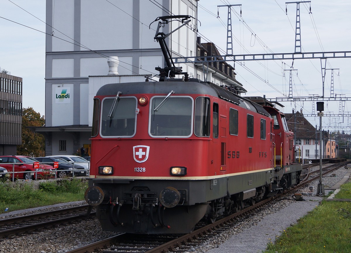 SBB: Die Re 4/4 11328 mit der Bm 4/4 18432 am Hacken beim Passieren des Bahnhofs Solothurn-West am 8. Oktober 2014.
Foto: Walter Ruetsch