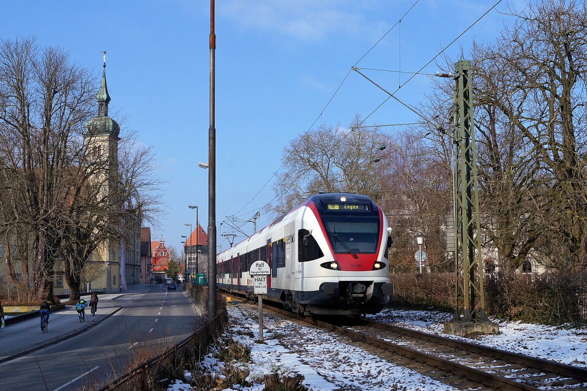 SBB: Flirt RABe 526  Seehas  bei Konstanz am 7. Februar 2015. Die Eisenbahnfotografen aus der Schweiz (ich war der Einzige) waren an diesem Samstag gegen�ber den Schweizer Einkaufstouristen in der Minderzahl.
Foto: Walter Ruetsch  