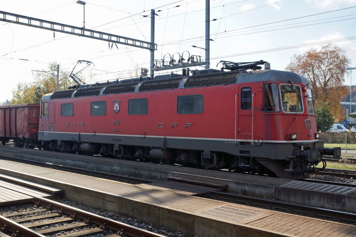 SBB: Güterzug mit der Re 6/6 11650  SCHÖNENWERD  in Gerlafingen am 9. November 2015.
Foto: Walter Ruetsch