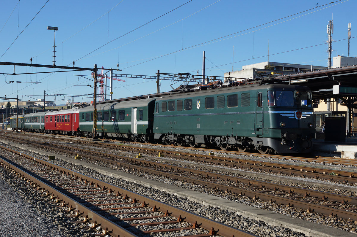 SBB HISTORIC: Die grüne Ae 6/6 11421  Graubünden  mit einem Sonderzug anlässlich einer Samichlausfahrt in Delémont am 10. Dezember 2016.
Foto: Walter Ruetsch