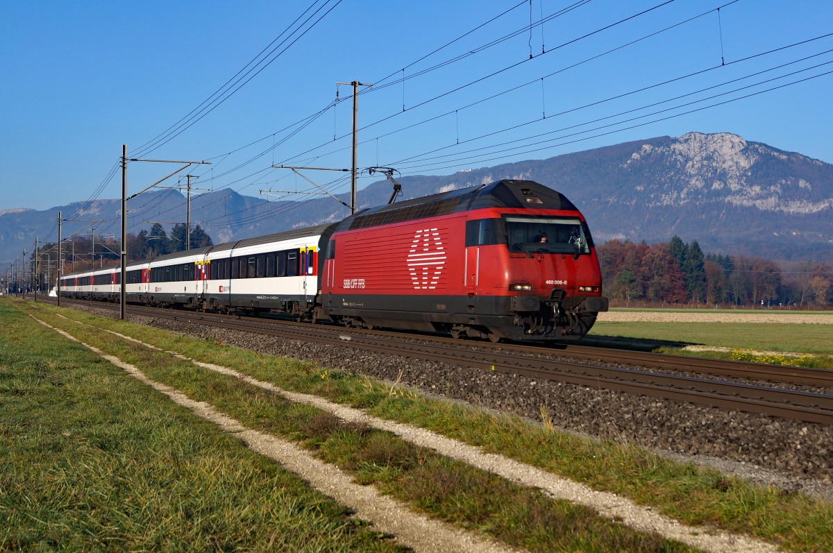 SBB: IR Biel-Konstanz ( KONSTANZER , verkehrt ab dem kommenden Fahrplanwechsel leider nicht mehr in dieser Form zu Olli - schade - in Zukunft sollen nur noch ICN im Bahnhof Konstanz eintreffen) mit Re 460 006-0 bei Deitingen am 10. November 2015.  
Foto: Walter Ruetsch