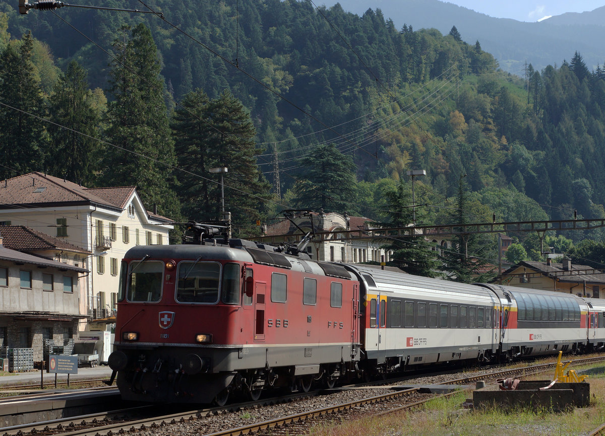 SBB: IR mit der Re 4/4 II 11191 im Gegenlicht in Faido am 13. September 2016.
Foto: Walter Ruetsch
