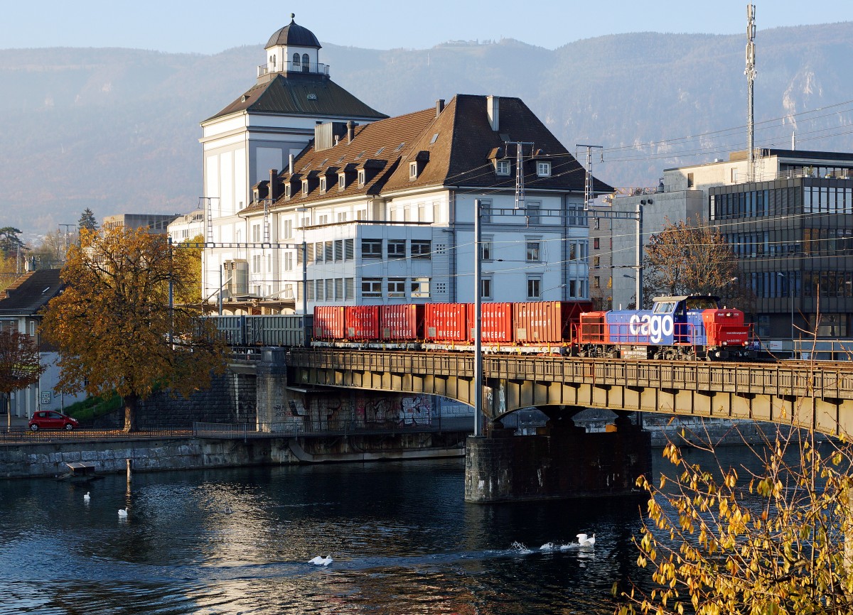 SBB: Kehrichtzug Grenchen-Solothurn mit Mak 1700 Am 843 095-1 am 26. Oktober 2015 auf der Aarebrück Solothurn im letzten Abendlicht.
Foto: Walter Ruetsch