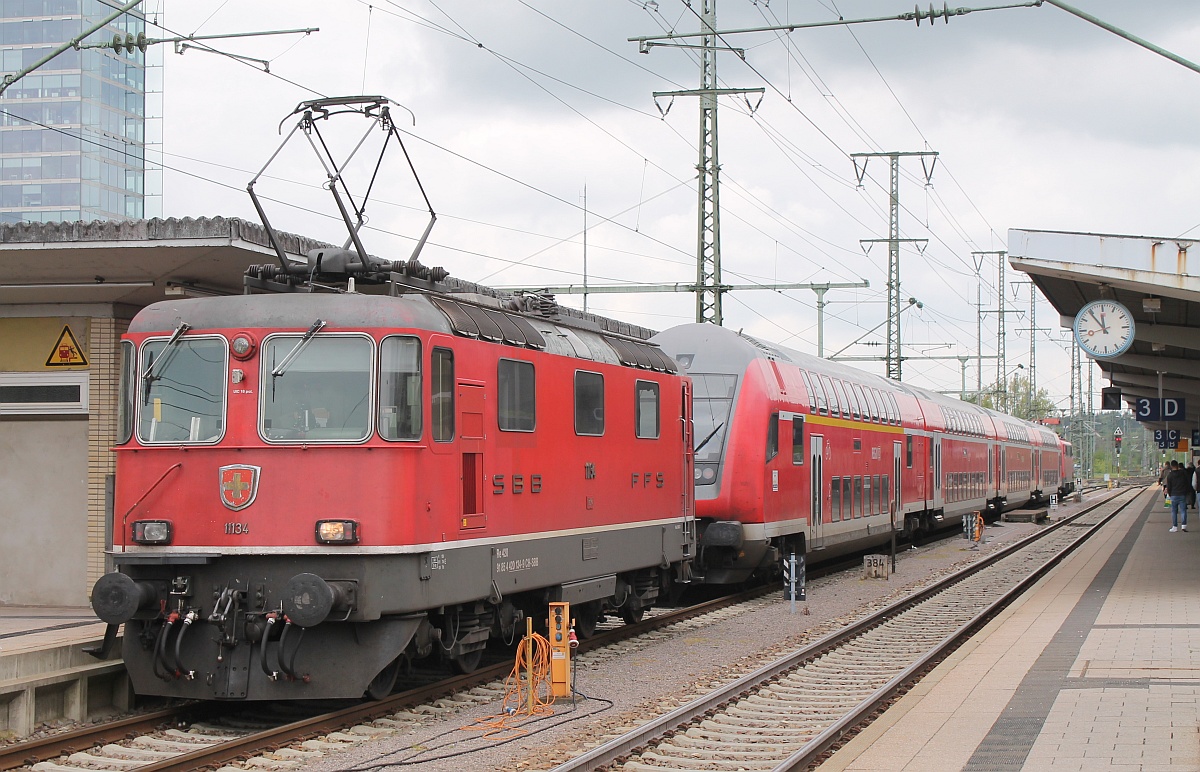 SBB Re 4/4 II 11134 oder 4420 134-9 im Bhf von Singen/Htw aufgenommen. 09.05.2017