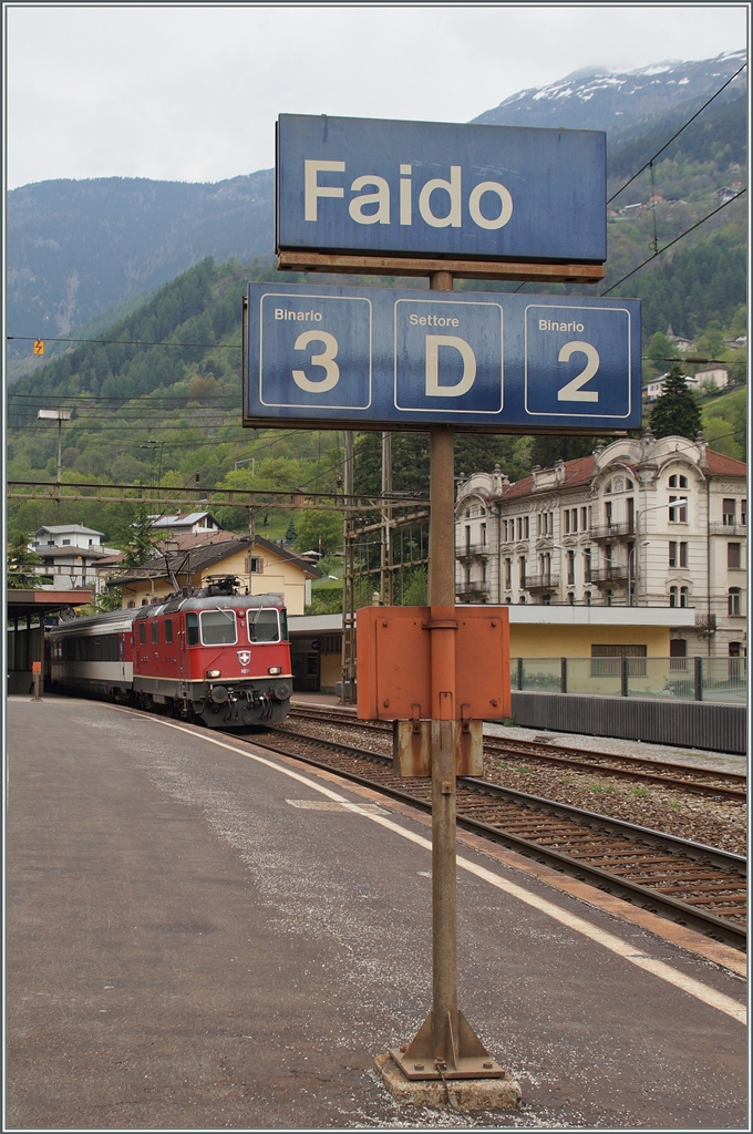 SBB Re 4/4 II 11228 in Faido, an der Gotthard Südrampe.
6. Mai 2014