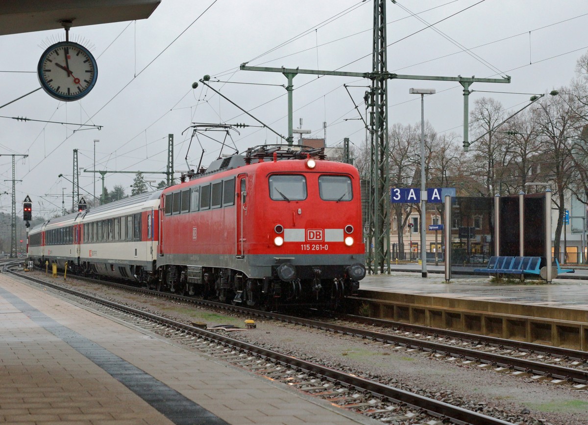 SBB/DB: Fotografieren in Singen am 20. November 2015 trotz starkem Wind und Dauerregen. P�nktliches eintreffen des IC Stuttgart - Z�rich in Singen mit der 115 261-0.
Foto: Walter Ruetsch 