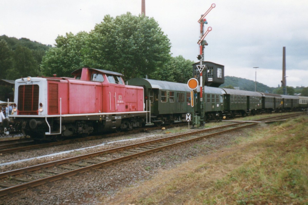 Scanbild von 212 007 mit KPEV-Wagen in Bochum-Dahlhausen am 17 Juli 1998.