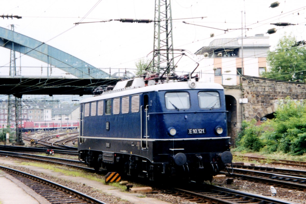 Scanbild von E 10 121 in Aachen Hbf am 10 September 1999.