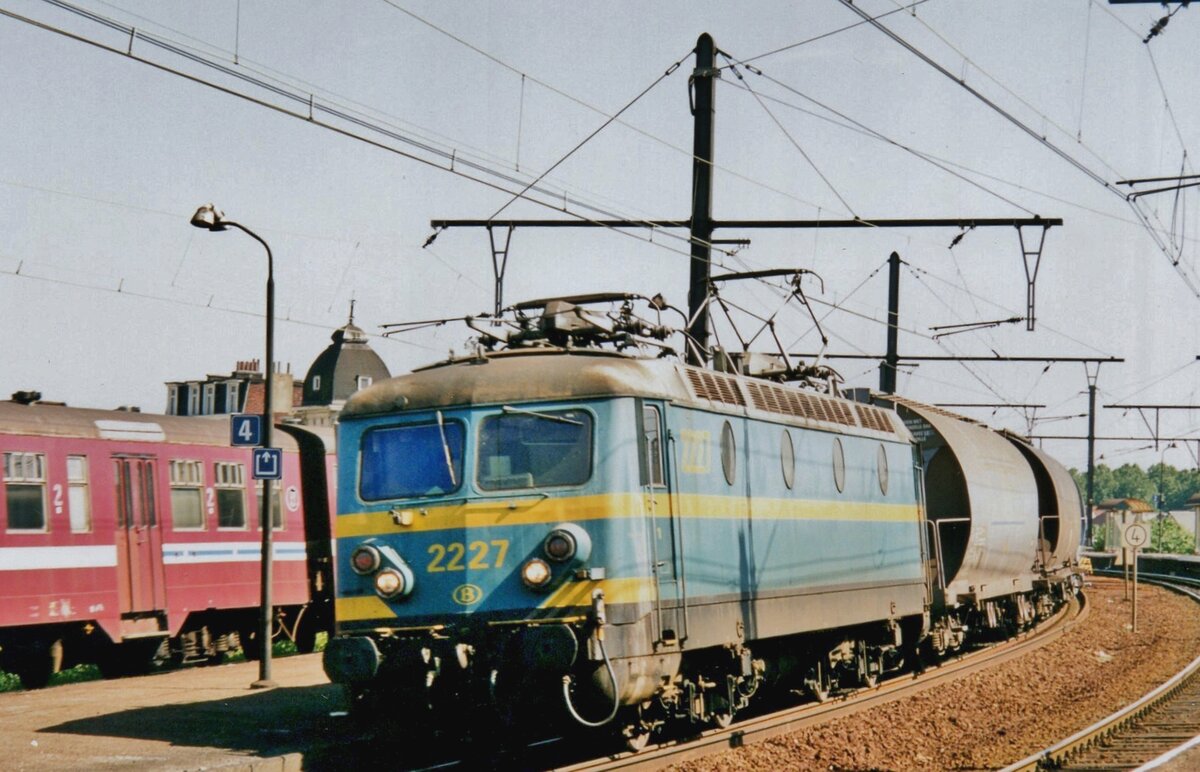 Scanbild von NMBS 2227 mit Staubzug bein durchfahren von Antwerpen-Dam am 16 Mai 2002.