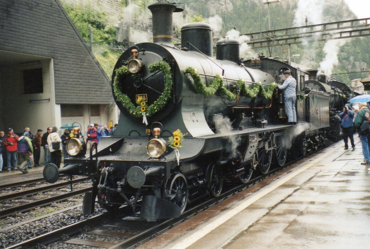 Scanbild von SBB Dampfzug mit 705 in Göschenen am 26 Mai 2007.