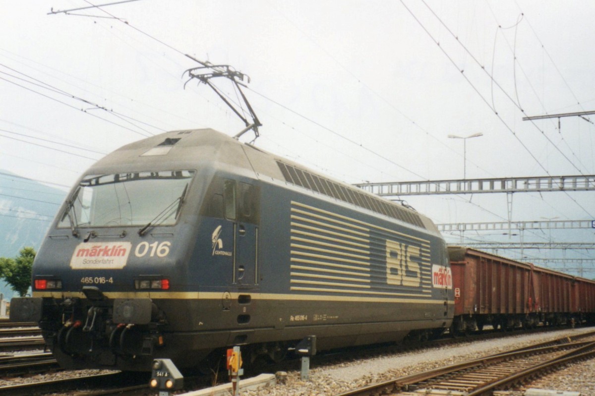 Scanbild von der Tonerdezug aus Limburg (Lahn) nach Domodossola in Spiez am 22 Mai 2003. Schublok ist 465 016.