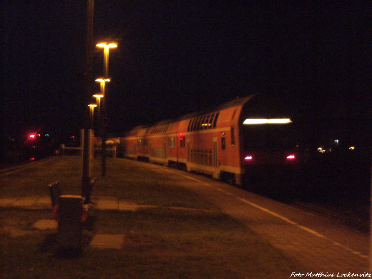 Schlusslicht des Zuges mit ziel Stralsund Hbf gezogen von einer BR 143 bei der Ausfahrt aus Stralsund Rgendamm am 25.11.13