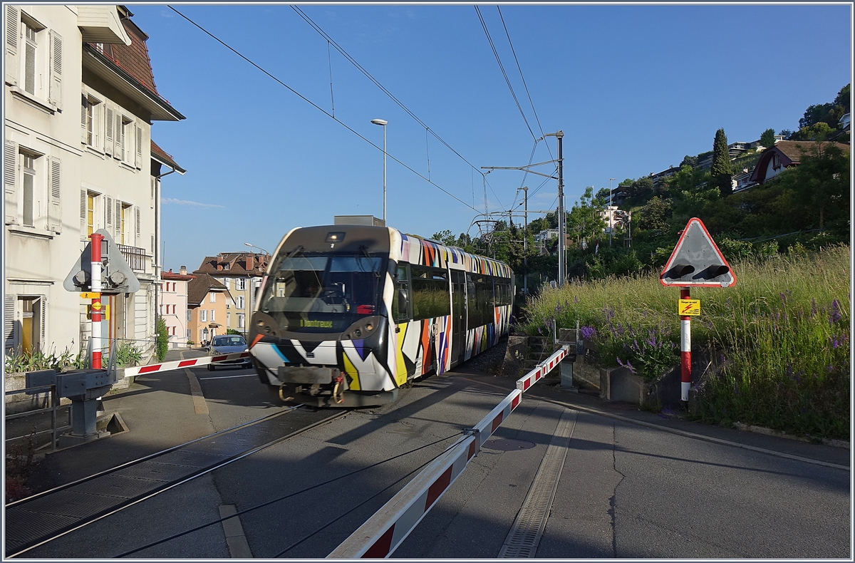 Schnappschuss am Bahnübergang: der Von Sarah Morris gestaltete Lenkerpendel  Monarch  erreicht in Kürze Montreux.

9. Mai 2020