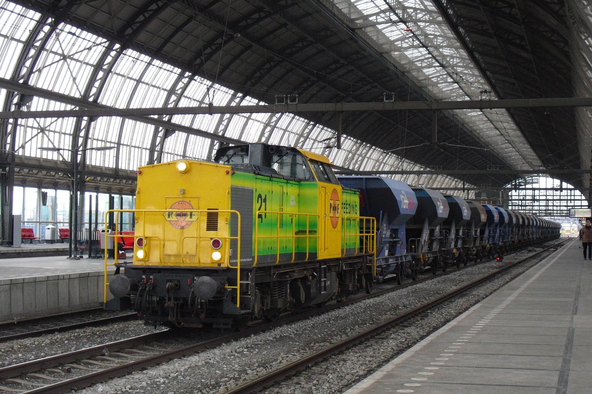 Schötterzug mit RRF 21 an die Arbeid in Amsterdam Centraal am 25 Oktober 2015.