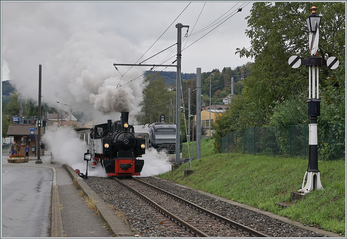 Schon gleich nach dem Bahnhof steigt die Strecke an, was sich optisch beim ausfahrenden Dampfzug der Blonay Chamby Bahn mit Dampf und Rauch eindrücklich zeigt. Faszination Dampf... 26. Sept. 2020