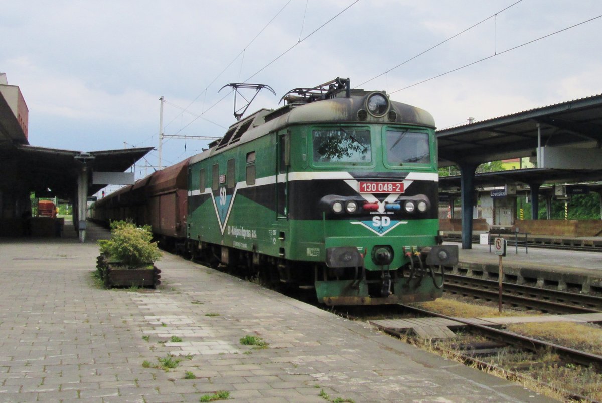 SDKD 130 048 zieht ein Kohlezug durch Lovosice am 21 Mai 2015.