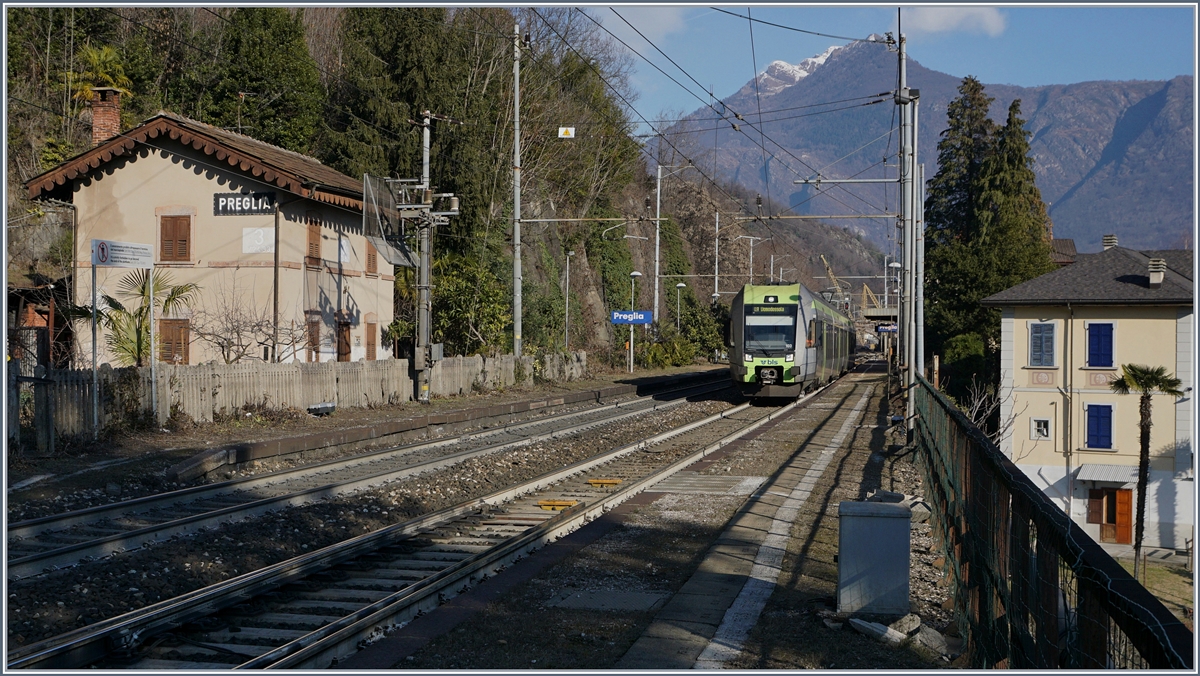 Seit Fahrplanwechsel fährt die BLS vereinzelte Reisezüge auf der Simplon Strecke, mittelfristig soll das Angebot ausgebaut werden. 
Das Bild zeigt einen  Lötschberger  bei der Ankunft in Preglia (Italien).
5. Jan. 2017