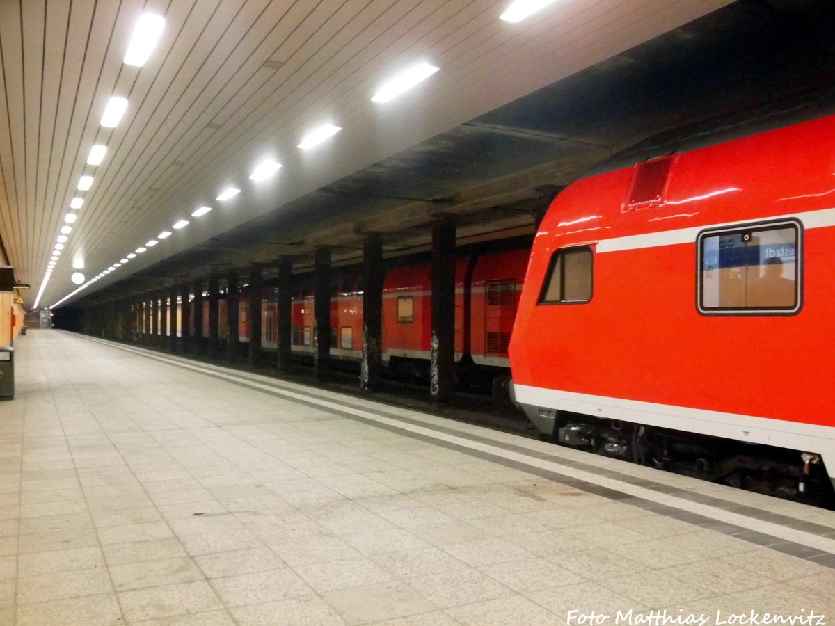 Seltenes Treffen im Tunnelbahnhof Halle-Neustadt mit der 143 XXX am 7.1.17