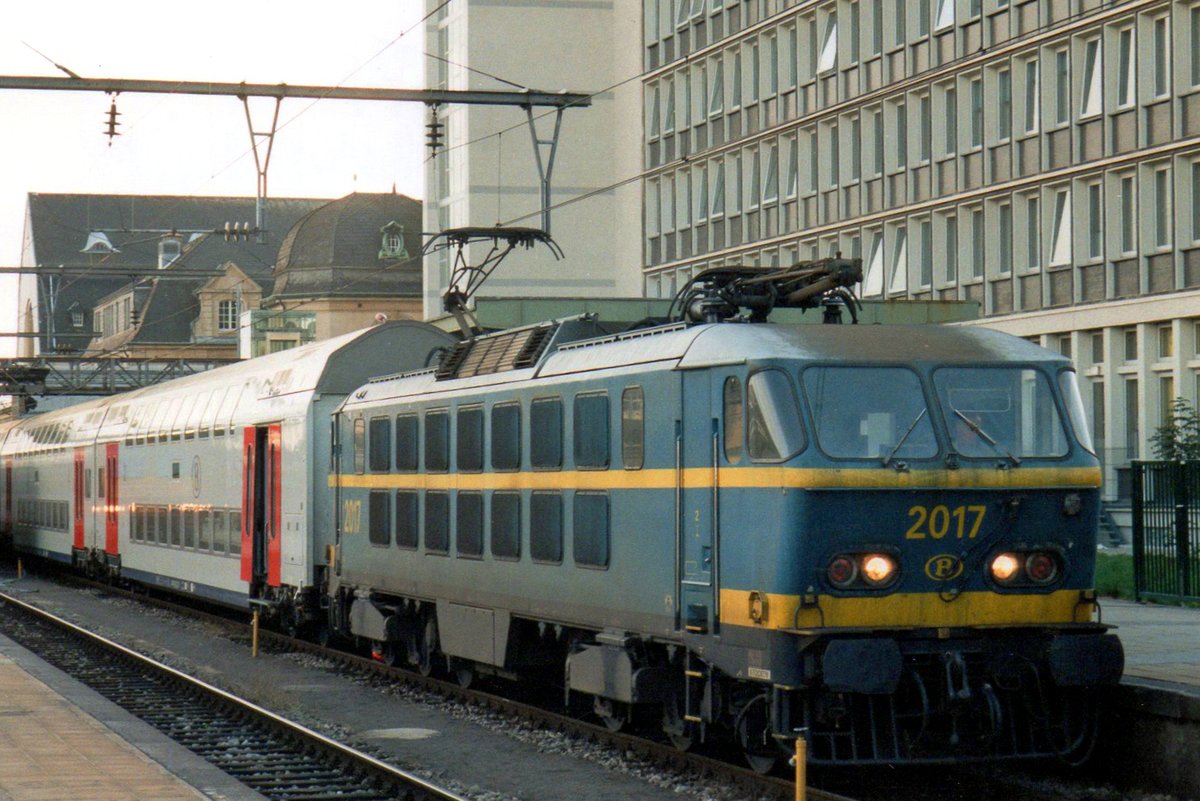SNCB 2017 steht mit Belgische M-6 Wagen in Luxembourg am Abend von 16 September 2004.