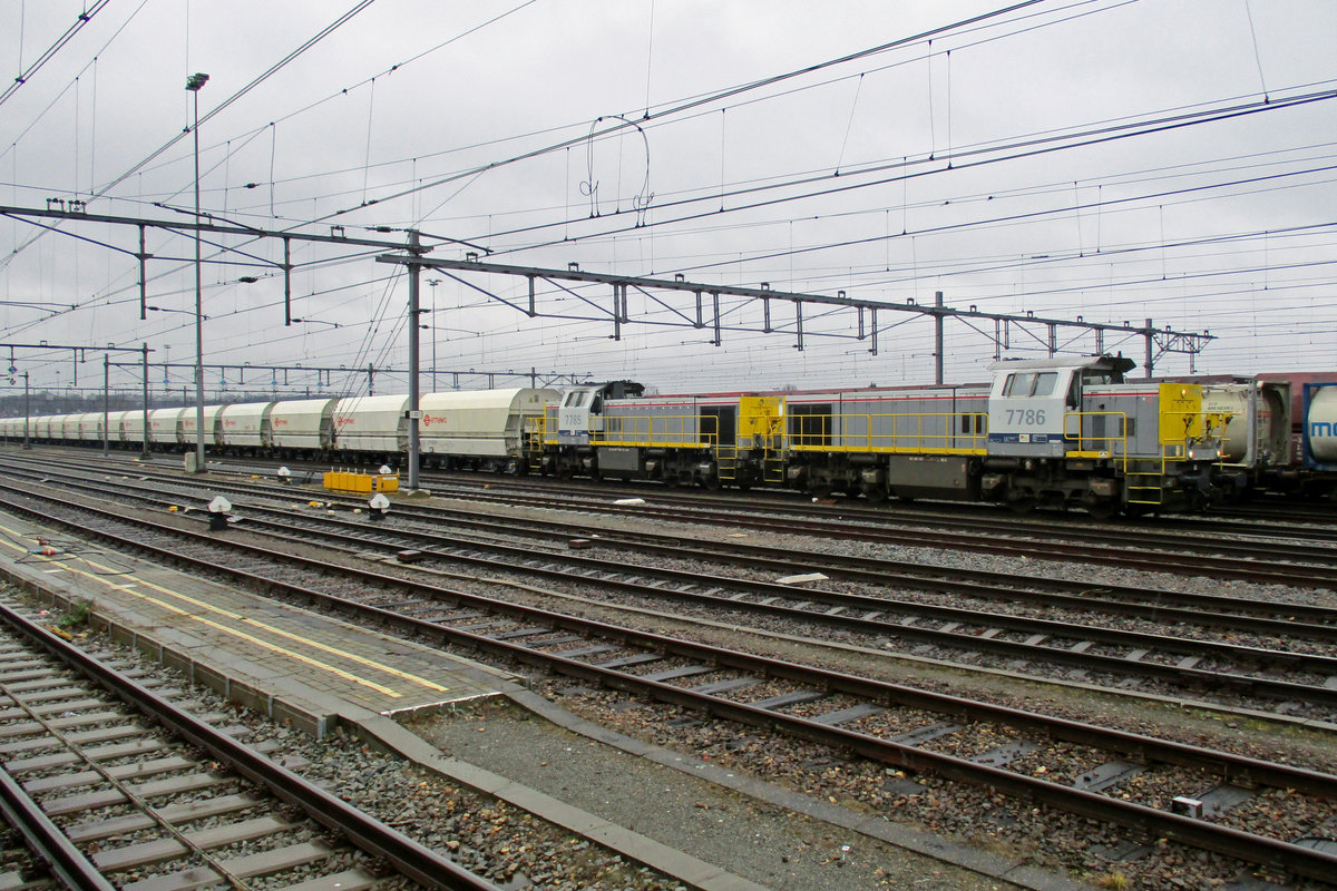 SNCB 7786 zieht ein Ermewa-Kalkzug in Venlo ein am trüben 18 März 2017.