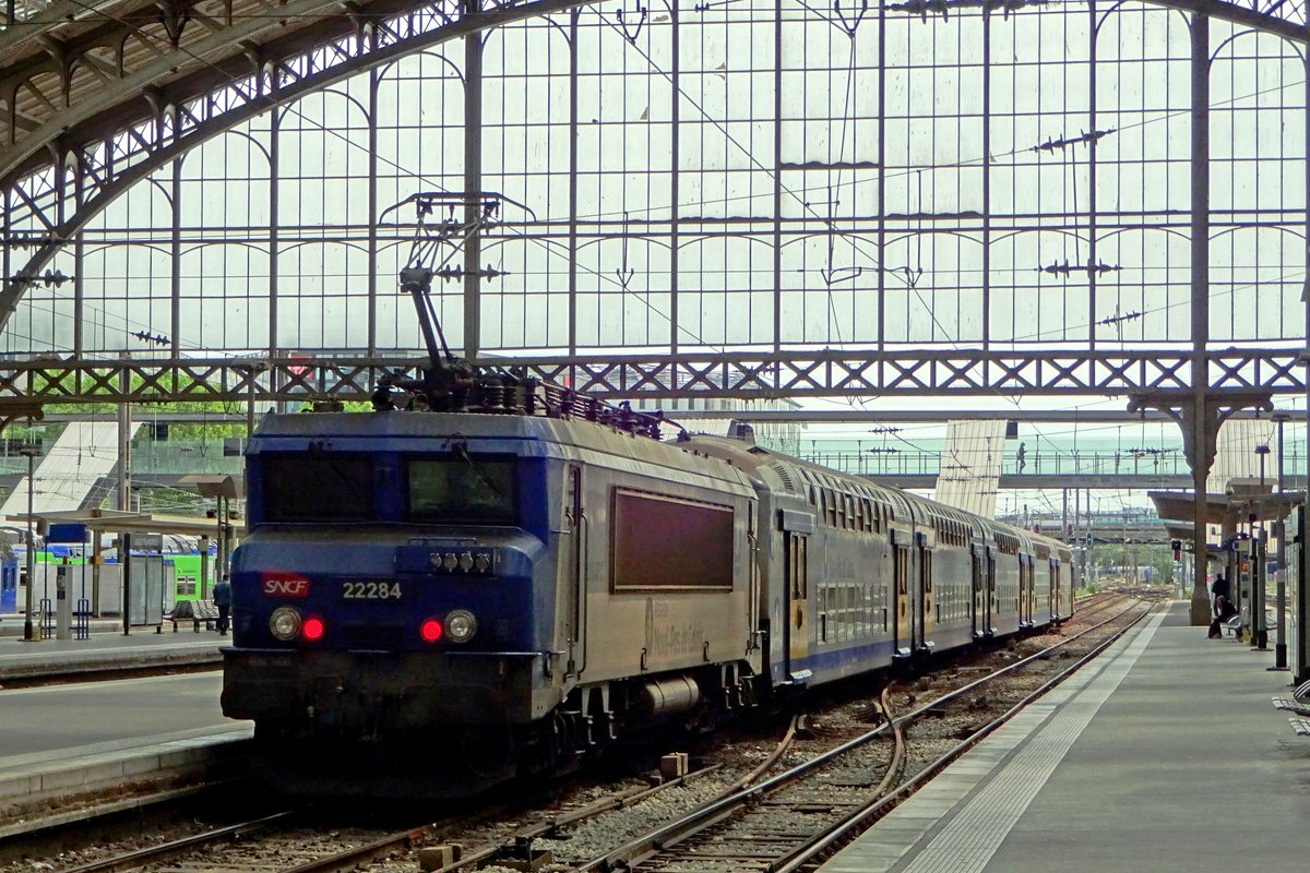 SNCF 22284 schiebt ein Regionalzug aus Lille-Flandres richtung Jeumont aus am 23 Mai 2019.