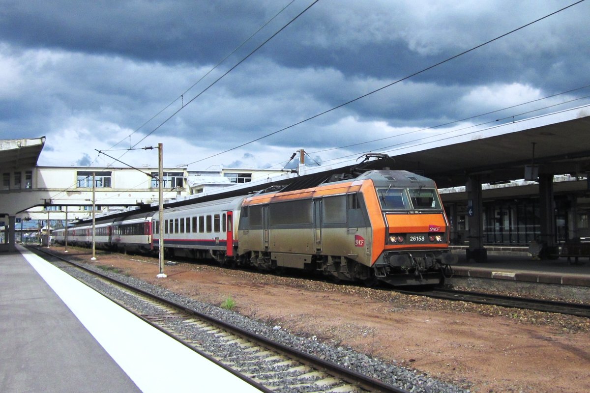 SNCF 26158 steht mit EC 90 IRIS am 25 September 2010 in Mulhouse.