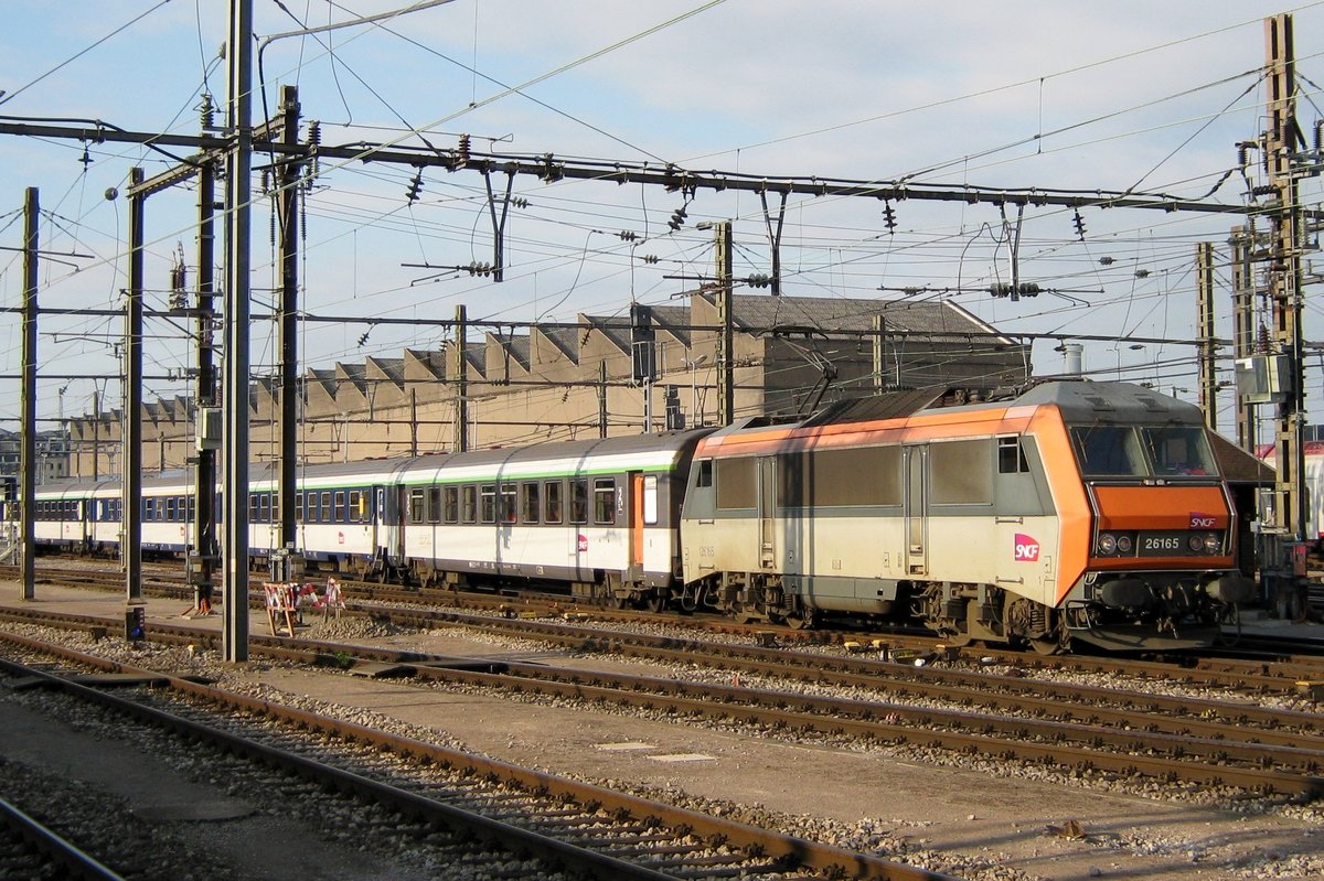 SNCF 26165 verlässt am Abend von 1 Juni 2010 Luxembourg.