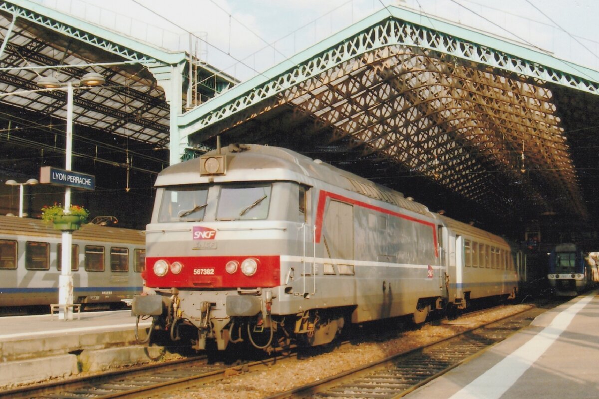 SNCF 67382 steht mit das Multi-Service Farbenschema am Abend von 29 Mai 2008 in Lyon-Perrache. 