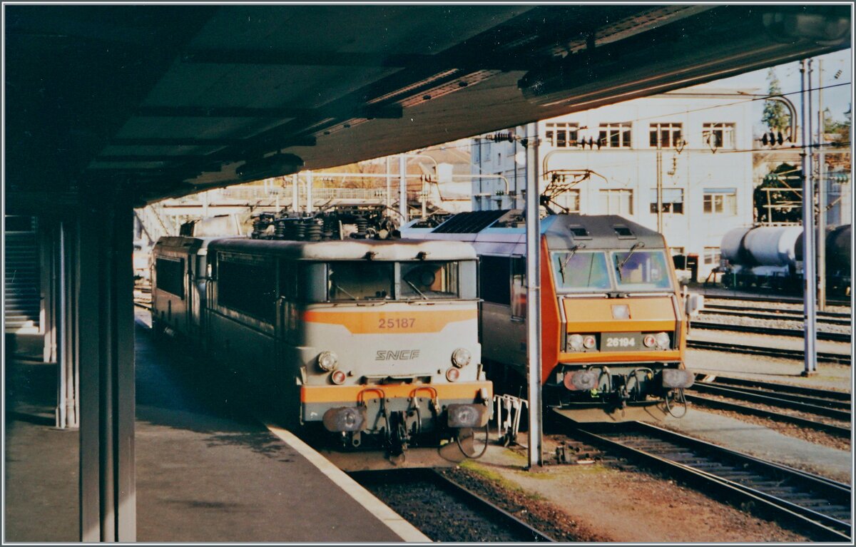 SNCF BB 25187 und BB 26194 in Mulhouse. 

Analogbild vom 31. Jan. 2000