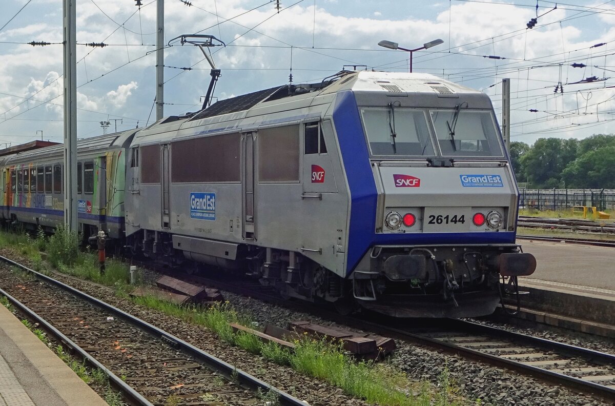 SNCF GrandEst 26144 schiebt am 29 Mai 2019 ein TER-2000 nach Basel aus Strasbourg aus.