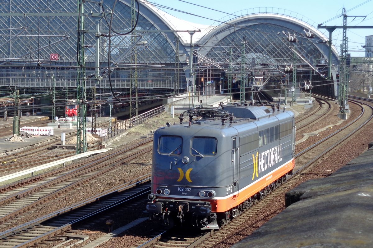 Solofahrt fr Hector Rail 162 002 durch Dresden Hbf am 7 April 2018.